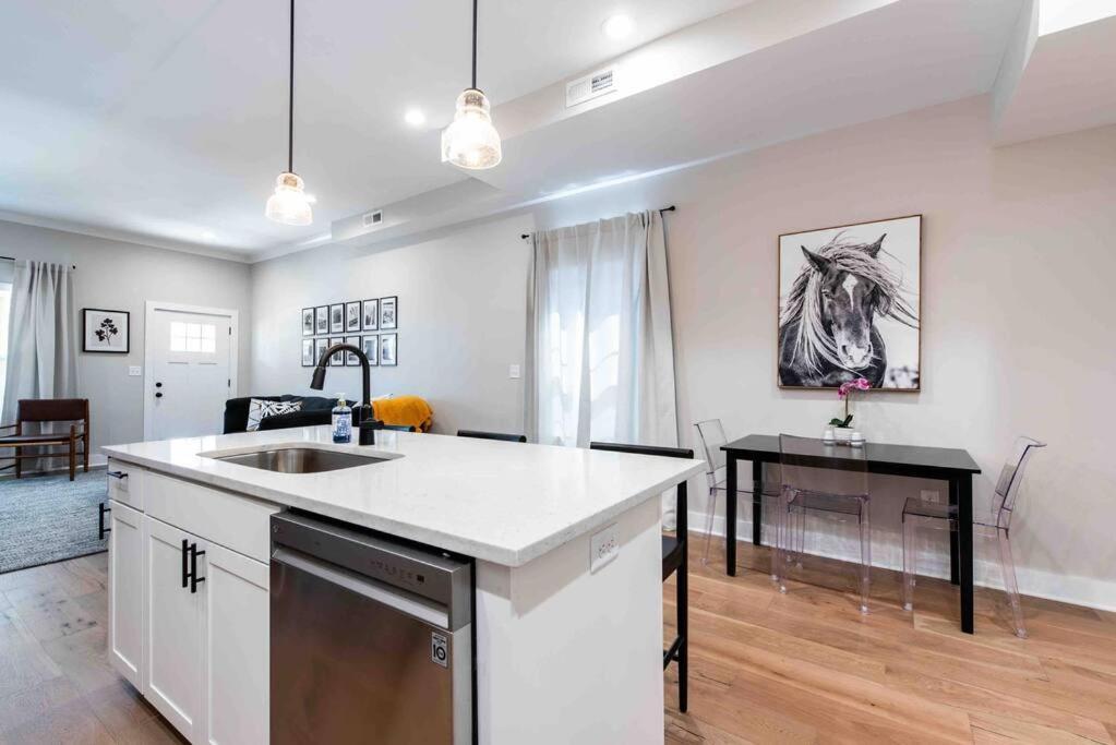 Newly Renovated 3 Bedroom Shelby Park Home **Free Parking** Луїсвілл Екстер'єр фото