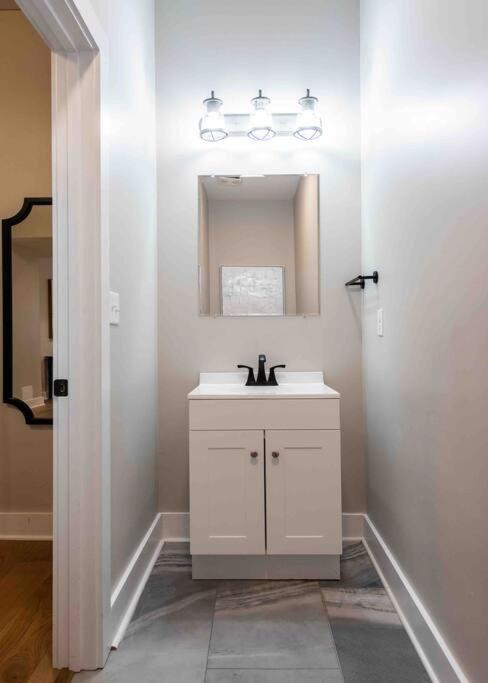 Newly Renovated 3 Bedroom Shelby Park Home **Free Parking** Луїсвілл Екстер'єр фото